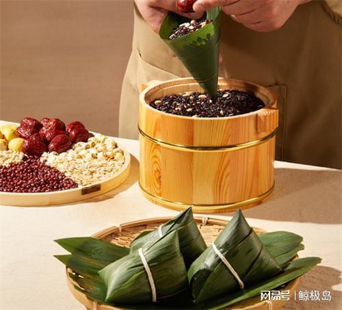 粽全面上市以匠心重塑端午味觉记忆麻将胡了电子游戏元祖食品端午龙(图4)