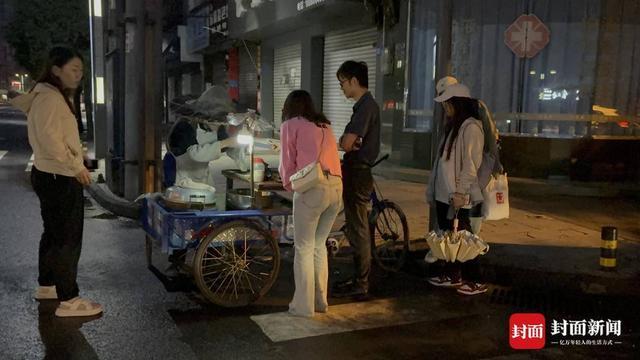 0岁“粽子爷爷”：方便年轻人吃口热乎早饭｜封面头条麻将胡了2模拟器5毛钱一个粽 16年不涨价 乐山9(图8)