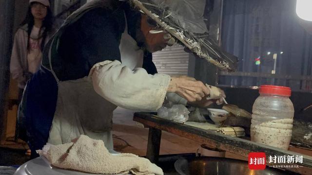 0岁“粽子爷爷”：方便年轻人吃口热乎早饭｜封面头条麻将胡了2模拟器5毛钱一个粽 16年不涨价 乐山9(图4)