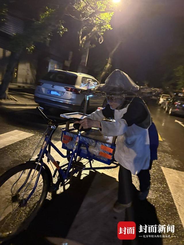 0岁“粽子爷爷”：方便年轻人吃口热乎早饭｜封面头条麻将胡了2模拟器5毛钱一个粽 16年不涨价 乐山9(图2)