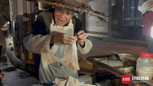 0岁“粽子爷爷”：方便年轻人吃口热乎早饭｜封面头条麻将胡了2模拟器5毛钱一个粽 16年不涨价 乐山9(图7)