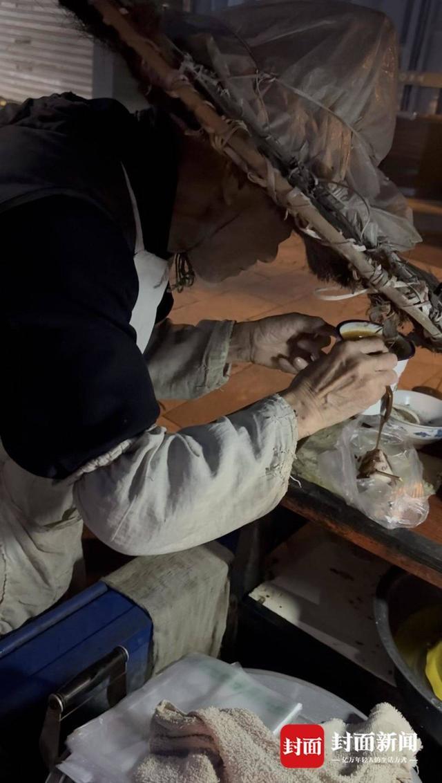 0岁“粽子爷爷”：方便年轻人吃口热乎早饭｜封面头条麻将胡了2模拟器5毛钱一个粽 16年不涨价 乐山9(图3)