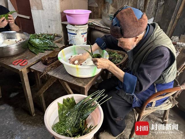 0岁“粽子爷爷”：方便年轻人吃口热乎早饭｜封面头条麻将胡了2模拟器5毛钱一个粽 16年不涨价 乐山9(图6)